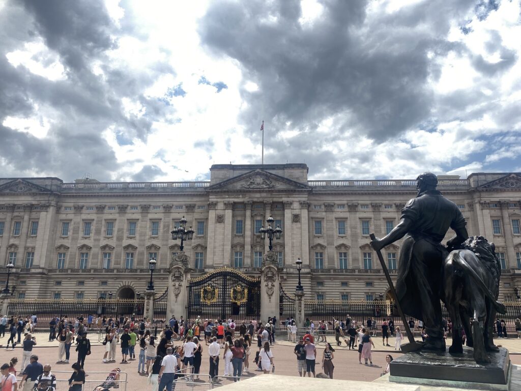 buckingham palace on a cloudy day