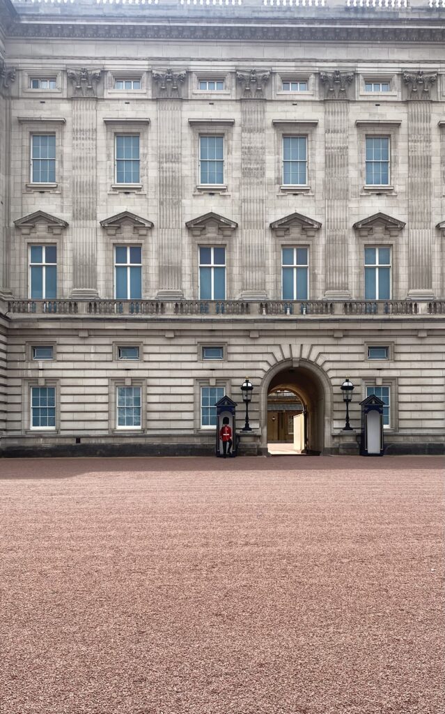 london, england 2 day travel itinerary: buckingham palace